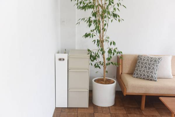 生活感ゼロ＆ゴミ出しラクラク。回収日までのダンボールを「こっそり」隙間収納！[PR]