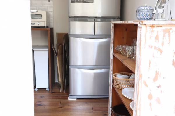 生活感ゼロ＆ゴミ出しラクラク。回収日までのダンボールを「こっそり」隙間収納！[PR]