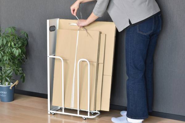生活感ゼロ＆ゴミ出しラクラク。回収日までのダンボールを「こっそり」隙間収納！[PR]