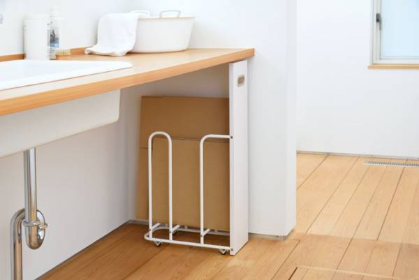 生活感ゼロ＆ゴミ出しラクラク。回収日までのダンボールを「こっそり」隙間収納！[PR]