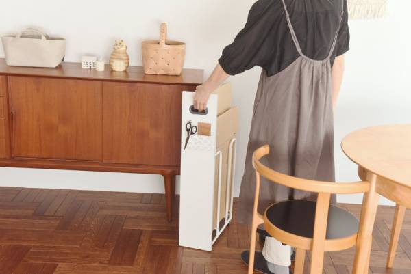 生活感ゼロ＆ゴミ出しラクラク。回収日までのダンボールを「こっそり」隙間収納！[PR]