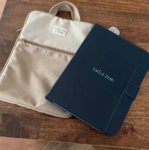 今どき小学生の必需品、タブレットやChromebookがぴったり入って使いやすい「タブレットPCケース」[PR]