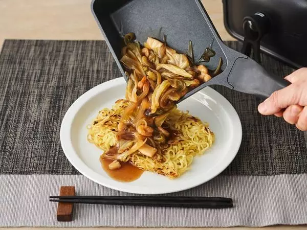 料理の効率アップ！立てて置けて、スット手に取れる「suttoミニフライパン」