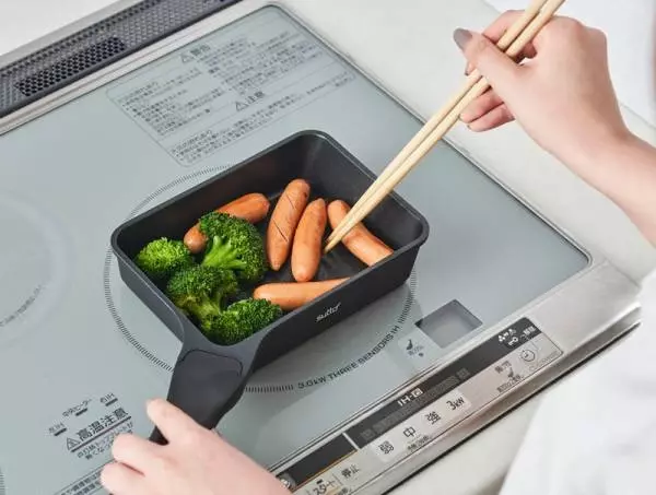 料理の効率アップ！立てて置けて、スット手に取れる「suttoミニフライパン」