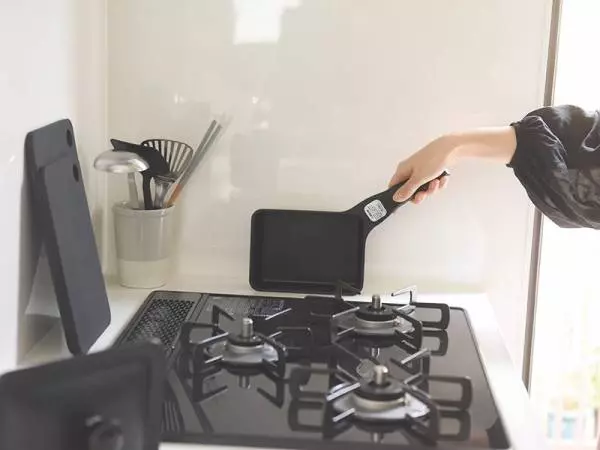 料理の効率アップ！立てて置けて、スット手に取れる「suttoミニフライパン」