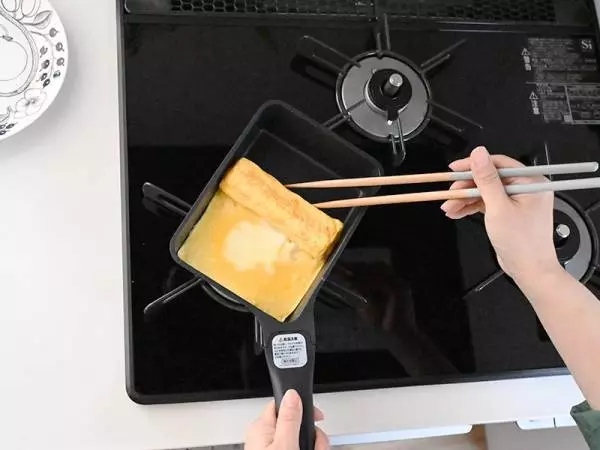 料理の効率アップ！立てて置けて、スット手に取れる「suttoミニフライパン」