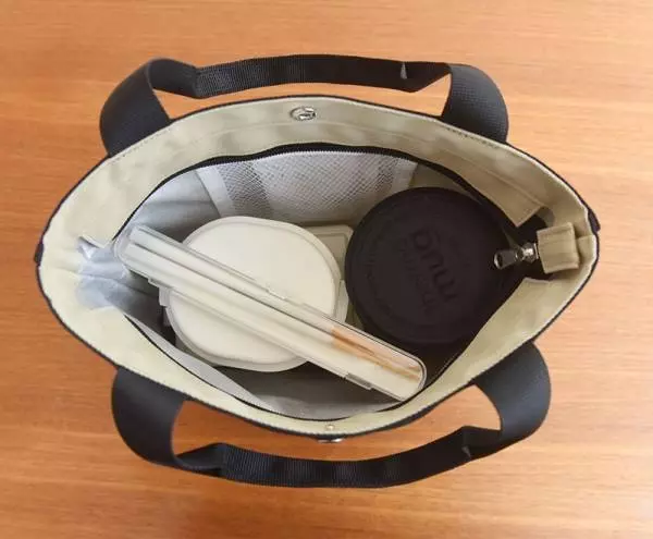 汗ばむ季節のお出かけに、持ち歩きも安心!「保冷可能なミニトート」スタッフの使い方レポ