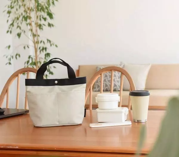 汗ばむ季節のお出かけに、持ち歩きも安心!「保冷可能なミニトート」スタッフの使い方レポ