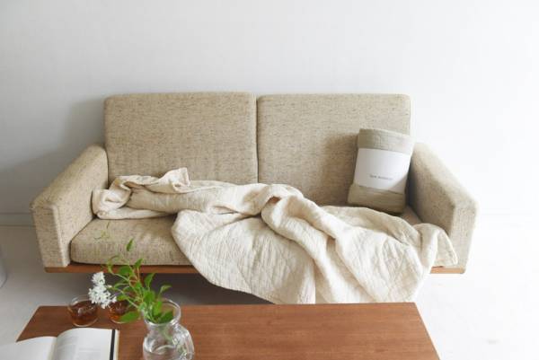 これから汗ばむ季節、ソファーの汗染み＆汚れ対策に。幻のマルチカバー入荷です。[PR]