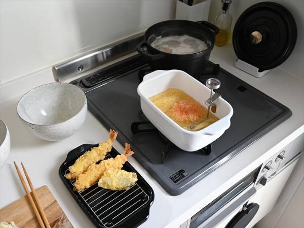 家での揚げ物調理が快適に！ 油少量でもサックサク「角型天ぷら鍋」