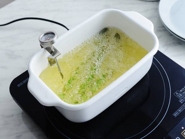 家での揚げ物調理が快適に！ 油少量でもサックサク「角型天ぷら鍋」