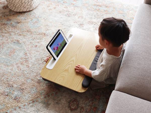 【スタッフのお気に入り】ダラ〜っとすぐに寝転ぶ娘がお行儀良く！ ユートリムの「どこでもデスク」[PR]