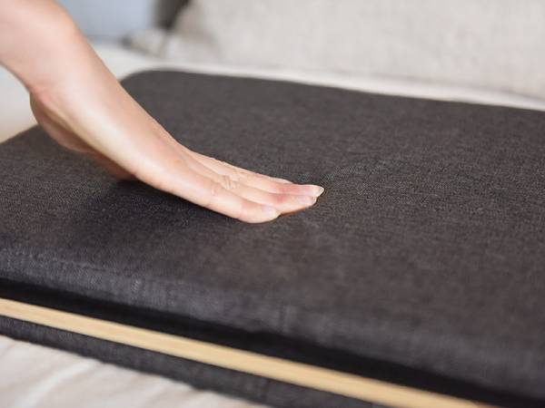 【スタッフのお気に入り】ダラ〜っとすぐに寝転ぶ娘がお行儀良く！ ユートリムの「どこでもデスク」[PR]