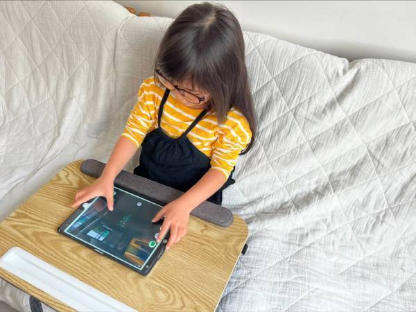 【スタッフのお気に入り】ダラ〜っとすぐに寝転ぶ娘がお行儀良く！ ユートリムの「どこでもデスク」[PR]