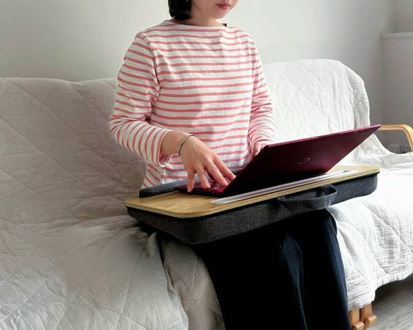 【スタッフのお気に入り】ダラ〜っとすぐに寝転ぶ娘がお行儀良く！ ユートリムの「どこでもデスク」[PR]