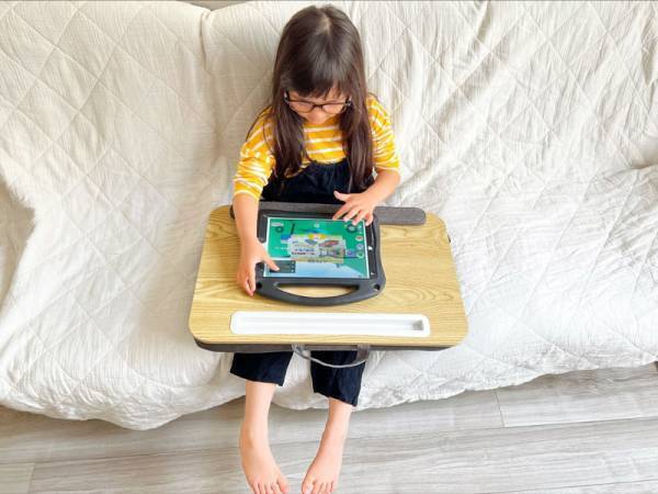 【スタッフのお気に入り】ダラ〜っとすぐに寝転ぶ娘がお行儀良く！ ユートリムの「どこでもデスク」[PR]