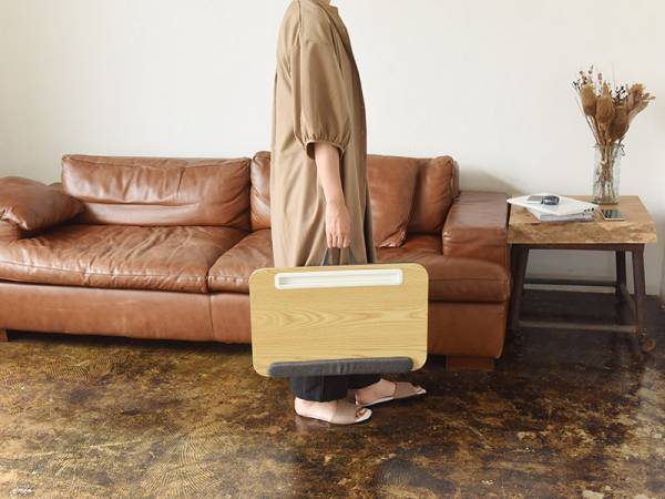 【スタッフのお気に入り】ダラ〜っとすぐに寝転ぶ娘がお行儀良く！ ユートリムの「どこでもデスク」[PR]