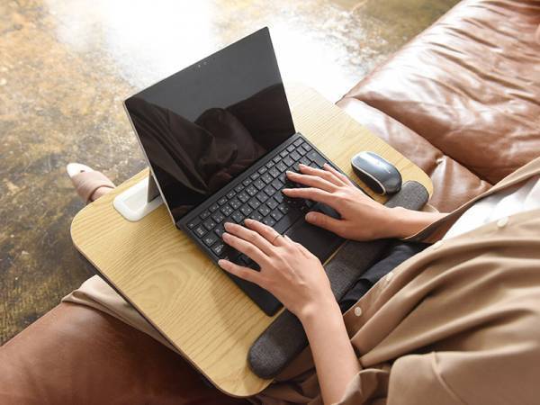 【スタッフのお気に入り】ダラ〜っとすぐに寝転ぶ娘がお行儀良く！ ユートリムの「どこでもデスク」[PR]