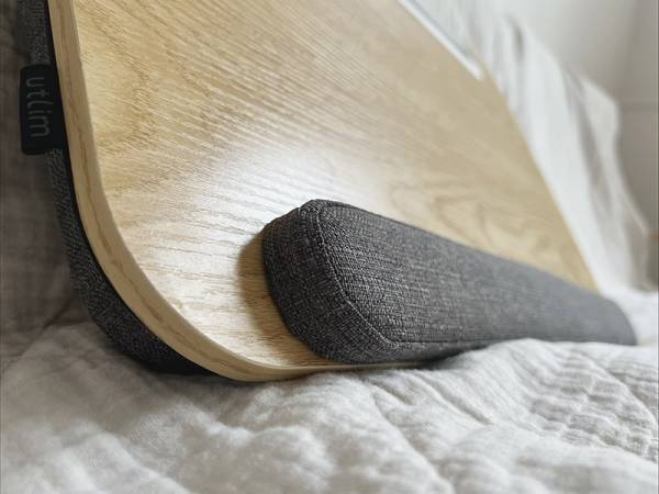 【スタッフのお気に入り】ダラ〜っとすぐに寝転ぶ娘がお行儀良く！ ユートリムの「どこでもデスク」[PR]