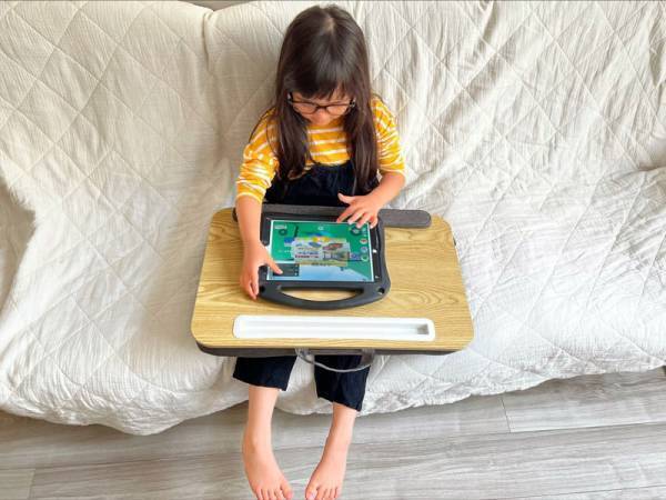 【スタッフのお気に入り】ダラ〜っとすぐに寝転ぶ娘がお行儀良く！ ユートリムの「どこでもデスク」[PR]