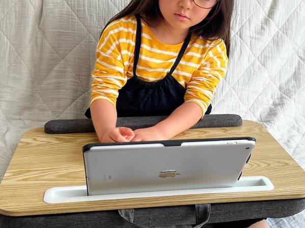 【スタッフのお気に入り】ダラ〜っとすぐに寝転ぶ娘がお行儀良く！ ユートリムの「どこでもデスク」[PR]