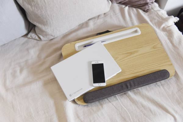 【スタッフのお気に入り】ダラ〜っとすぐに寝転ぶ娘がお行儀良く！ ユートリムの「どこでもデスク」[PR]