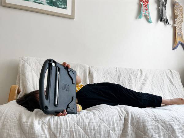 【スタッフのお気に入り】ダラ〜っとすぐに寝転ぶ娘がお行儀良く！ ユートリムの「どこでもデスク」[PR]