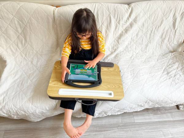 【スタッフのお気に入り】ダラ〜っとすぐに寝転ぶ娘がお行儀良く！ ユートリムの「どこでもデスク」[PR]