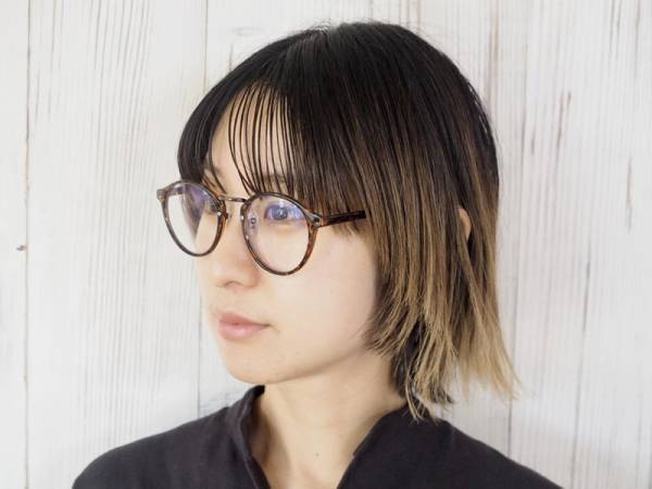 こう見えて、サングラスなんです。おうちでも外でも引っ張りだこ！UV＆ブルーライトカットが叶う「クリアレンズサングラス」[PR]