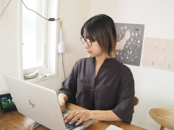 こう見えて、サングラスなんです。おうちでも外でも引っ張りだこ！UV＆ブルーライトカットが叶う「クリアレンズサングラス」[PR]