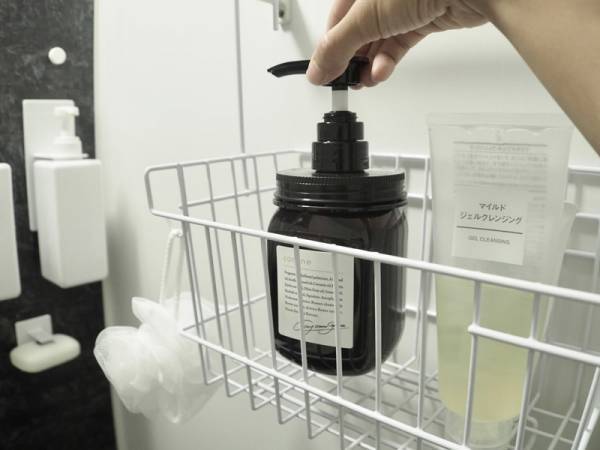 お風呂場のタオルバーに引っ掛けるだけ！浮かせて収納するからきれいをキープできる、「お風呂用 吊り下げバスケット」[PR]