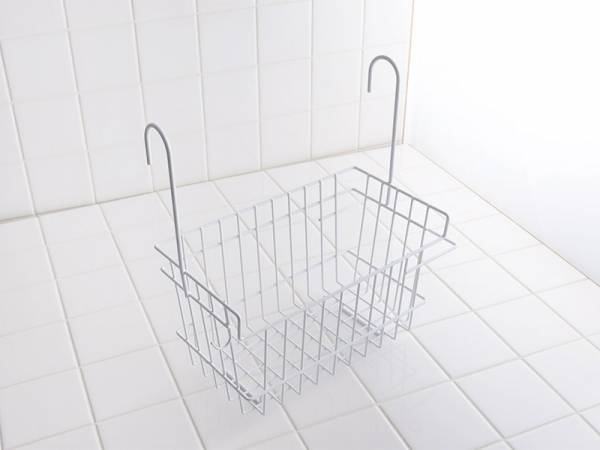 お風呂場のタオルバーに引っ掛けるだけ！浮かせて収納するからきれいをキープできる、「お風呂用 吊り下げバスケット」[PR]