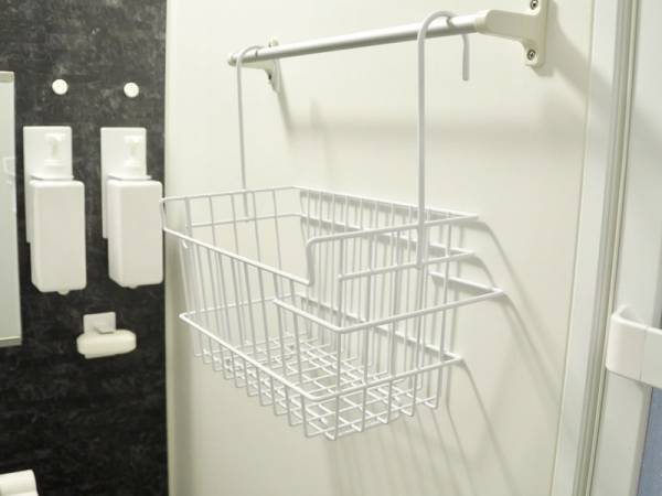 お風呂場のタオルバーに引っ掛けるだけ！浮かせて収納するからきれいをキープできる、「お風呂用 吊り下げバスケット」[PR]