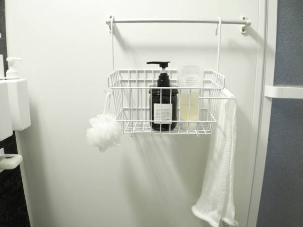 お風呂場のタオルバーに引っ掛けるだけ！浮かせて収納するからきれいをキープできる、「お風呂用 吊り下げバスケット」[PR]