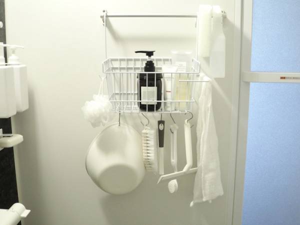 お風呂場のタオルバーに引っ掛けるだけ！浮かせて収納するからきれいをキープできる、「お風呂用 吊り下げバスケット」[PR]