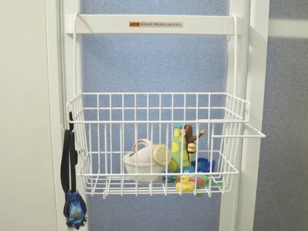 お風呂場のタオルバーに引っ掛けるだけ！浮かせて収納するからきれいをキープできる、「お風呂用 吊り下げバスケット」[PR]