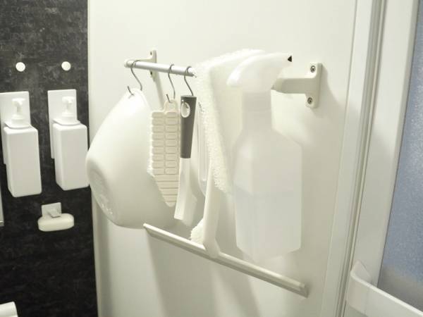 お風呂場のタオルバーに引っ掛けるだけ！浮かせて収納するからきれいをキープできる、「お風呂用 吊り下げバスケット」[PR]