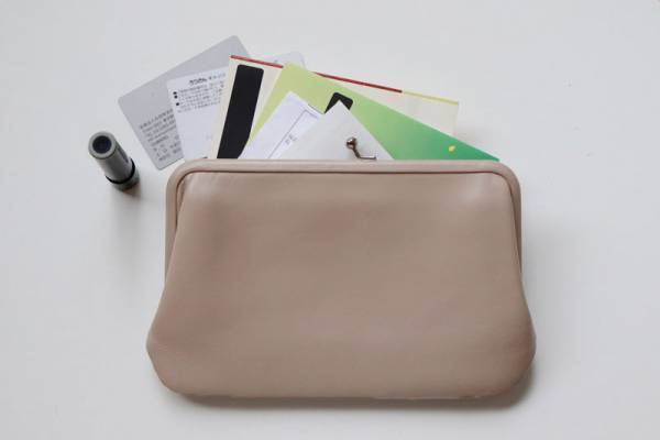 大事な貴重品をひとまとめに。“ライフスタイル”愛用スタッフの使用シーンをご紹介[PR]