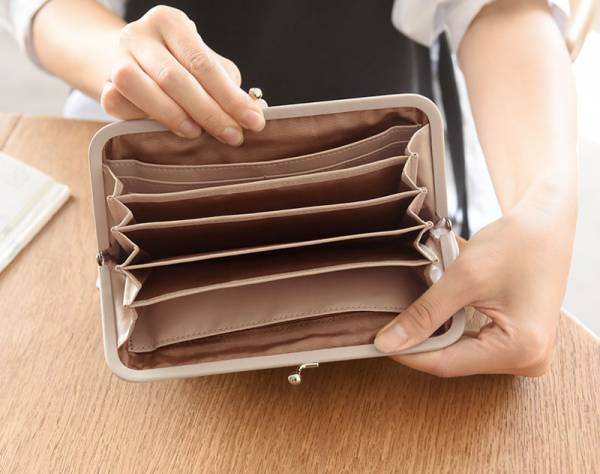 大事な貴重品をひとまとめに。“ライフスタイル”愛用スタッフの使用シーンをご紹介[PR]