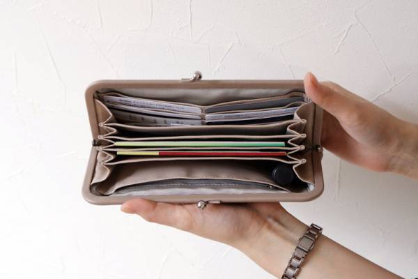 大事な貴重品をひとまとめに。“ライフスタイル”愛用スタッフの使用シーンをご紹介[PR]