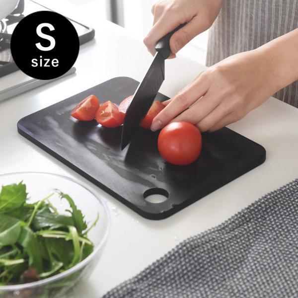 あの名品「ゴムまな板」をわが家の新戦力に！ 吸いつくような刃あたりに感動