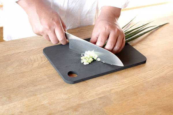 あの名品「ゴムまな板」をわが家の新戦力に！ 吸いつくような刃あたりに感動
