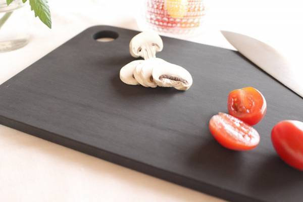 あの名品「ゴムまな板」をわが家の新戦力に！ 吸いつくような刃あたりに感動