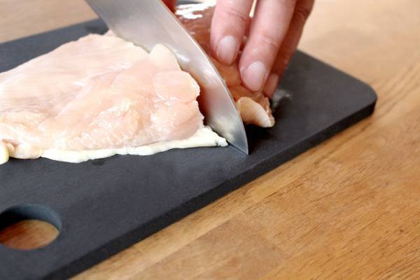 あの名品「ゴムまな板」をわが家の新戦力に！ 吸いつくような刃あたりに感動