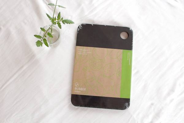 あの名品「ゴムまな板」をわが家の新戦力に！ 吸いつくような刃あたりに感動