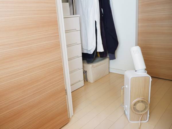 ジメジメからさよなら。見せ置きる布団乾燥機で、梅雨時期も寝具をカラっと快適に[PR]