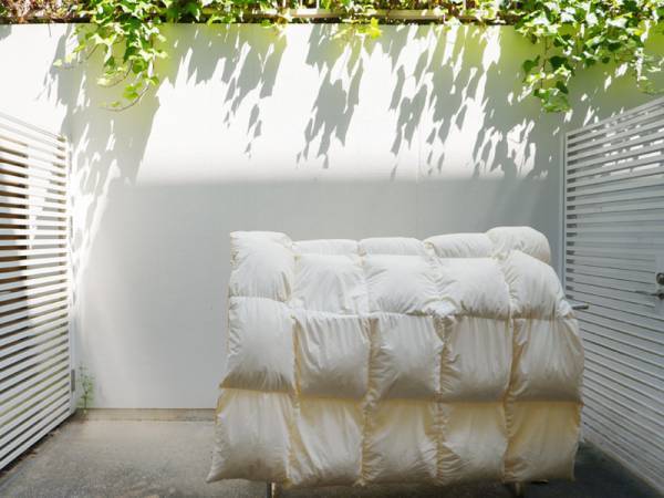 ジメジメからさよなら。見せ置きる布団乾燥機で、梅雨時期も寝具をカラっと快適に[PR]