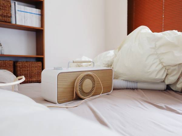 ジメジメからさよなら。見せ置きる布団乾燥機で、梅雨時期も寝具をカラっと快適に[PR]