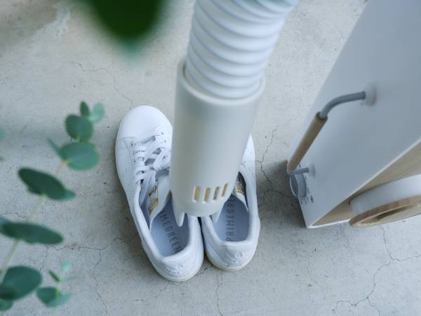 ジメジメからさよなら。見せ置きる布団乾燥機で、梅雨時期も寝具をカラっと快適に[PR]