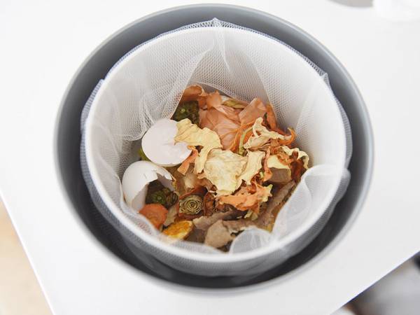 生ごみのニオイ＆コバエからの解放!? 「生ごみ乾燥機 パリパリキューブ」が大活躍